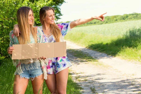 Vrouwelijke tweelingen. vakantie concept. onafhankelijke reizen — Stockfoto