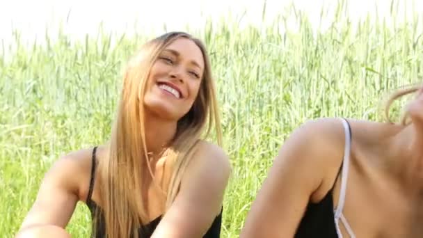 Жіночі близнюки розважаються на сонці. hd — стокове відео
