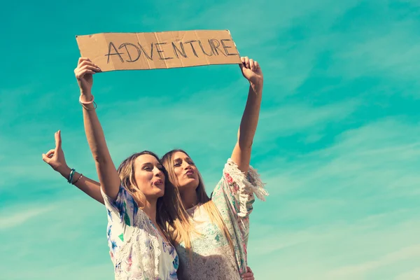 Female twins. vacation concept. independent travel — Stock Photo, Image