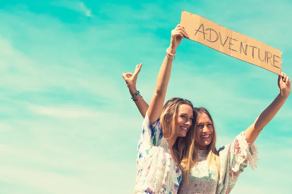 Női ikrek. nyaralás koncepció. független utazási — Stock Fotó
