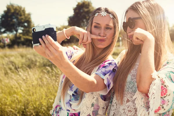 Portrét krásné mladé ženy dvojčata. barevné úpravy — Stock fotografie