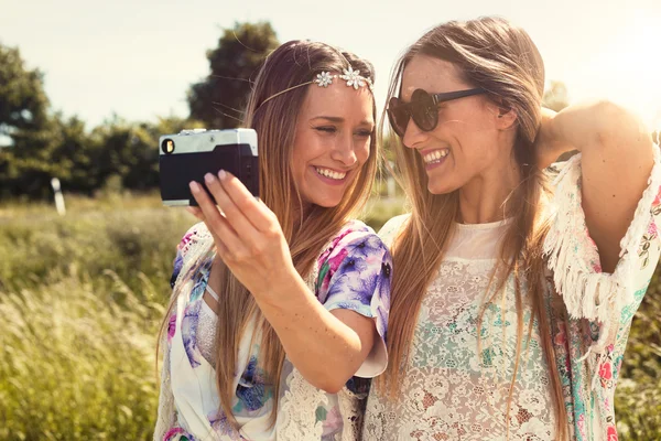 Portrét krásné mladé ženy dvojčata. barevné úpravy — Stock fotografie