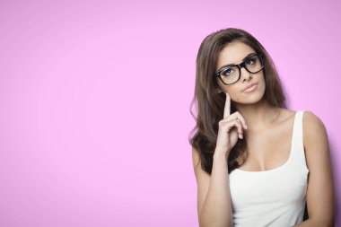 düşünme kadın inek bir pembe gözlüklerle