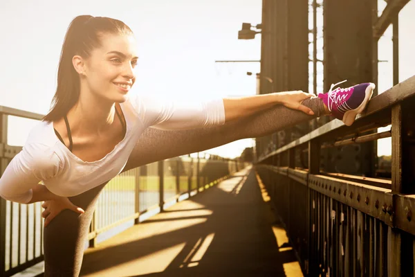 Young woman streching before sports. urban sport style — Stock Photo, Image