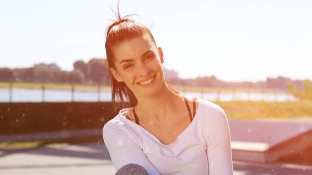 Mujer joven disfrutando del sol en el parque. Edición de color — Vídeo de stock