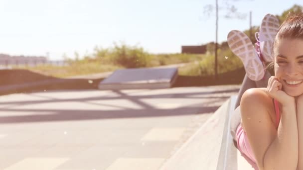 Portrait d'une belle jeune fille souriante. mode de vie urbain — Video