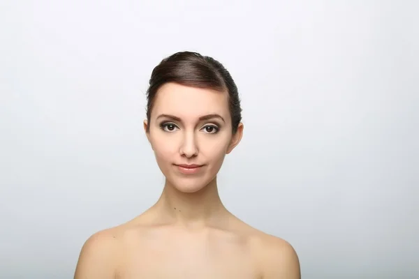 Ung kvinna med vackra friska ansikte — Stockfoto