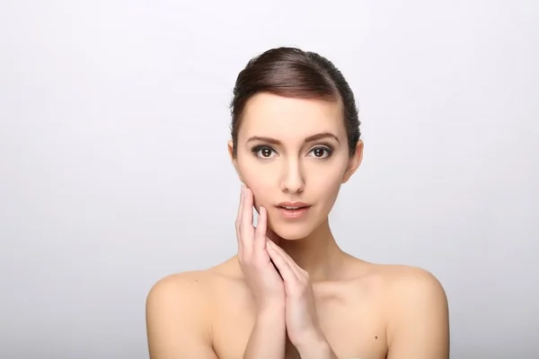 Young woman with beautiful healthy face — Stock Photo, Image