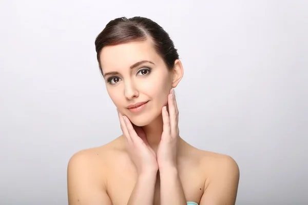 Young woman with beautiful healthy face — Stock Photo, Image