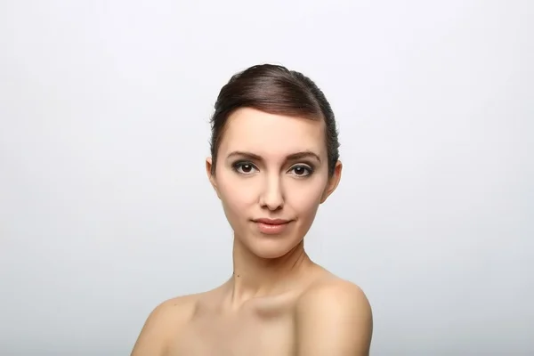 Young woman with beautiful healthy face — Stock Photo, Image