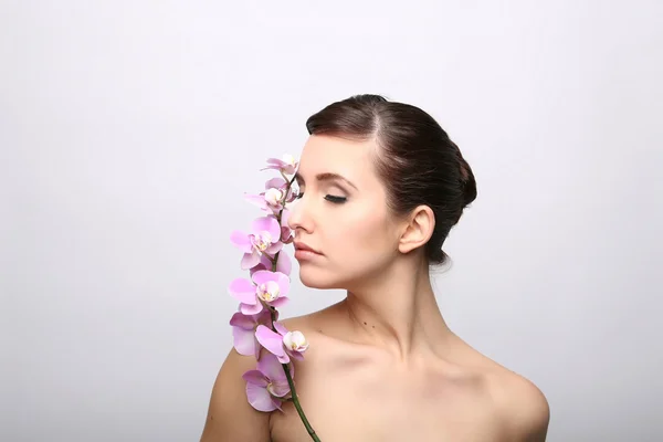 Beautiful Girl With Orchid Flowers. — Stock Photo, Image