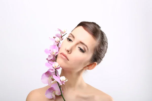 Hermosa chica con flores de orquídea . —  Fotos de Stock