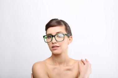 Genç deli inek kadın