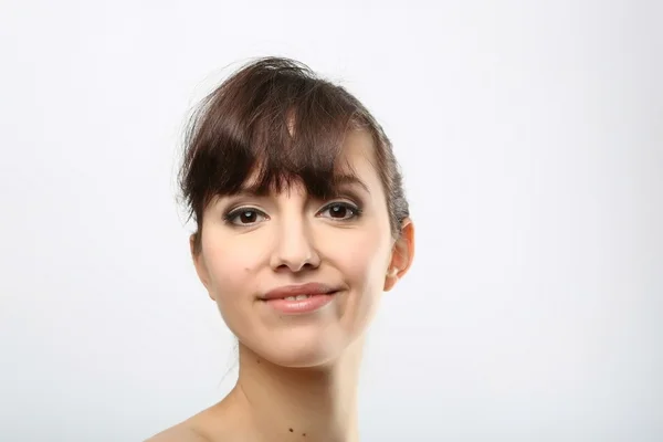 Передний портрет женщины с красивым лицом — стоковое фото