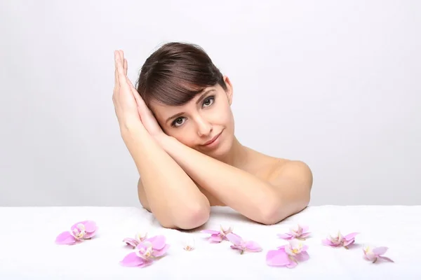 Salão de Spa. Menina deitada em uma mesa de massagem — Fotografia de Stock