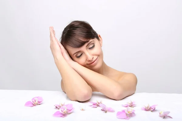 Wellness-Salon. Mädchen auf Massagetisch liegend — Stockfoto