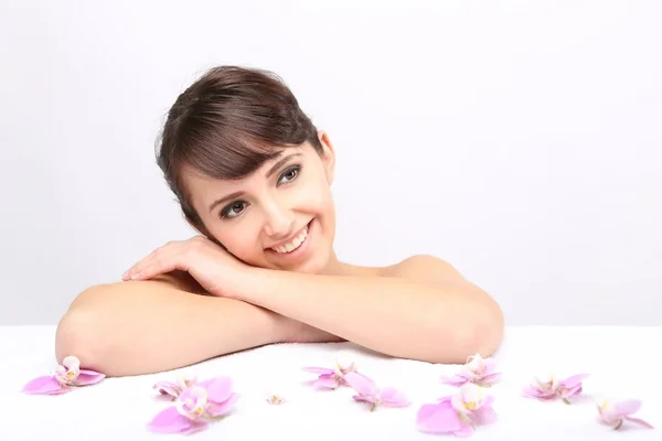 Salón de spa. Chica acostada en una mesa de masaje —  Fotos de Stock