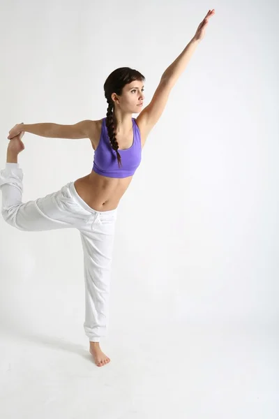 女人工作的瑜伽锻炼 — 图库照片