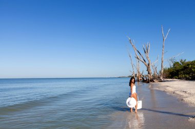 Kumsalda genç bir kadın
