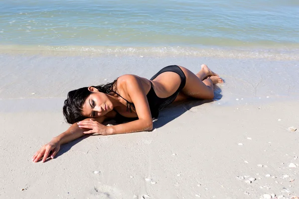 Woman lying on beach — Stock Photo, Image