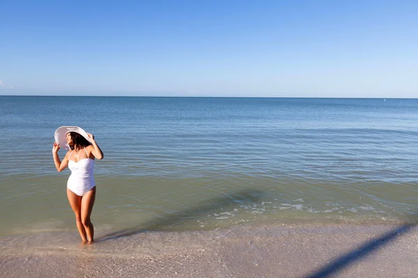 Jeune femme sur la plage — Photo