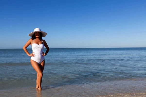 Giovane donna sulla spiaggia — Foto Stock