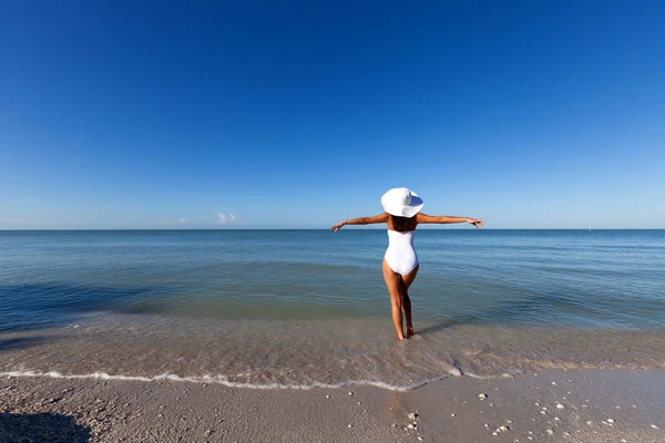 Ung kvinna på stranden — Stockfoto