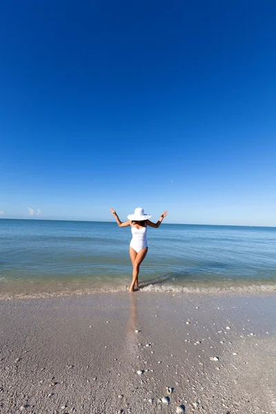 Young woman on beach — Stock Photo, Image