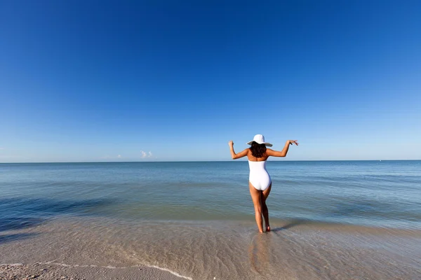 Ung kvinna på stranden — Stockfoto