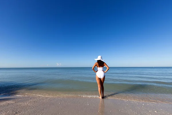 Jeune femme sur la plage — Photo