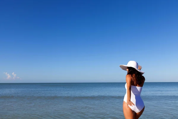 Jeune femme sur la plage — Photo