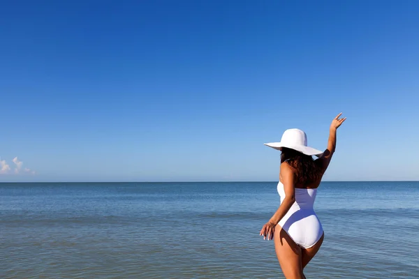 Junge Frau am Strand — Stockfoto