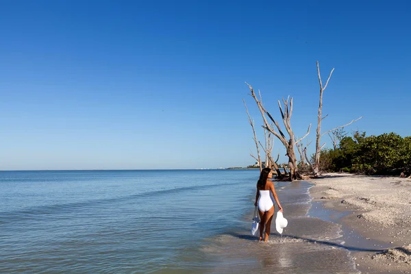 Jovem mulher na praia — Fotografia de Stock