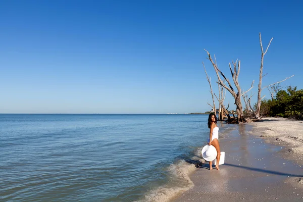 Giovane donna sulla spiaggia — Foto Stock