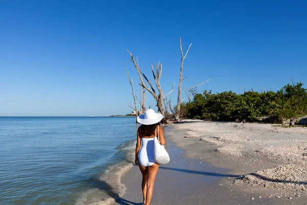 Mujer joven en la playa — Foto de Stock