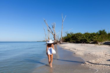 Kumsalda genç bir kadın