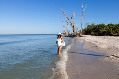 Kumsalda genç bir kadın