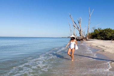 Kumsalda genç bir kadın