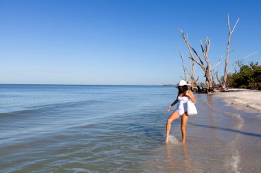 Kumsalda genç bir kadın