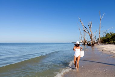 Kumsalda genç bir kadın