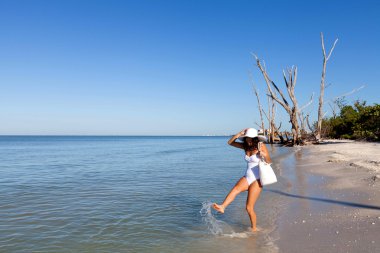 Kumsalda genç bir kadın