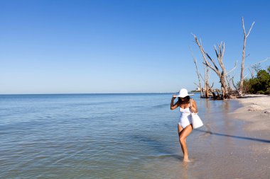 Kumsalda genç bir kadın