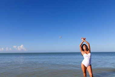 Kumsalda genç bir kadın