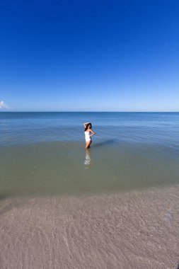 Kumsalda genç bir kadın