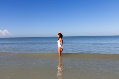 Kumsalda genç bir kadın