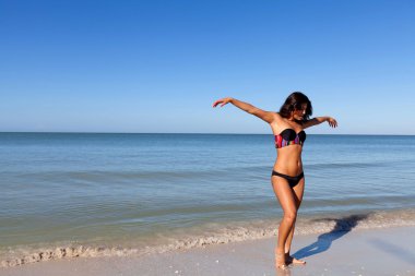 Kumsalda genç bir kadın