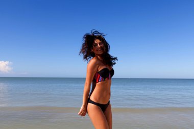 plajda eğlenmek kadın