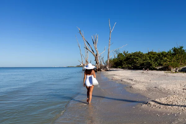 Kumsalda genç bir kadın