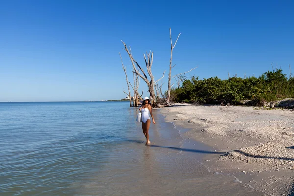 Ung kvinna på stranden — Stockfoto