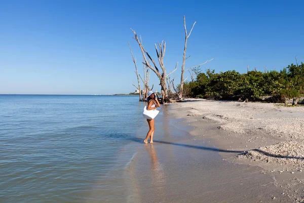 Ung kvinna på stranden — Stockfoto